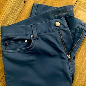 5-pocket slim fit The Traveler jean by banana republic. Size 34x32. Blue-grey